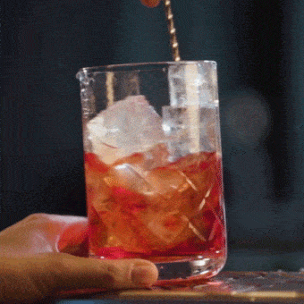 rode cocktail mengen in cocktailbar