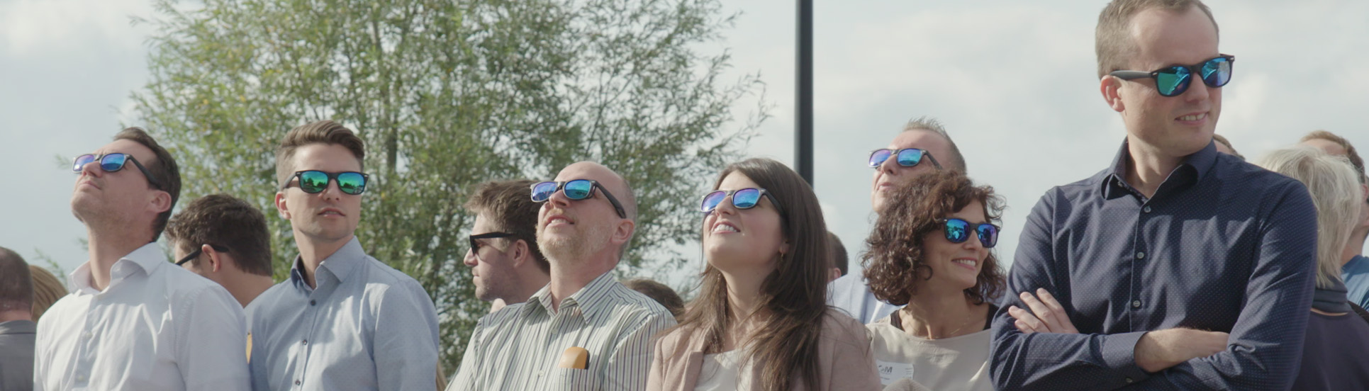 OMP OM partners rebranding video een atypische aftermovie werknemers staren naar de zon